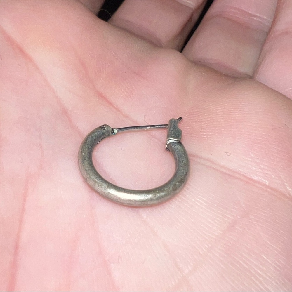 ⭐️Vintage Small Silver Metal Hoop Earrings - Picture 6 of 12